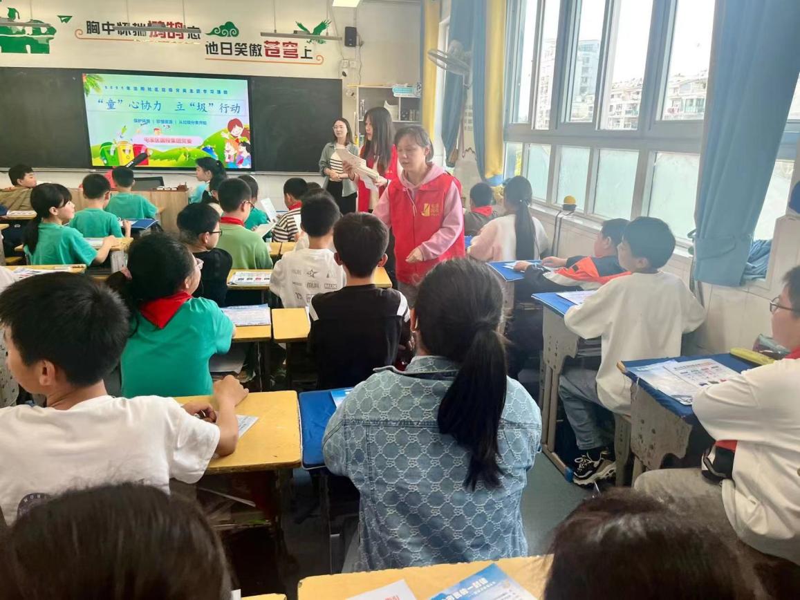 “攜手共筑美好家園”——開展垃圾分類宣傳、小區(qū)衛(wèi)生整治志愿者活動